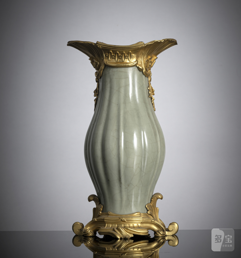 A ribbed porcelain celadon vase in a fine ormolu mount - 图2